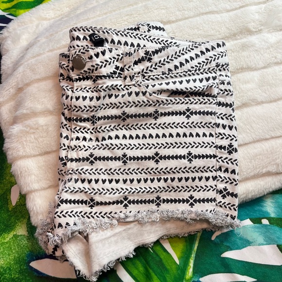 H&M 10 White Black Boho Tribal Heart Print Festival Concert Casual School Shorts - Picture 1 of 10